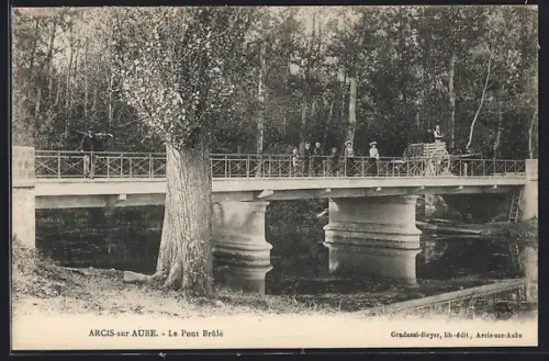 AK Arcis-sur-Aube, Le Pont Brûlé avec des promeneurs et une charrette