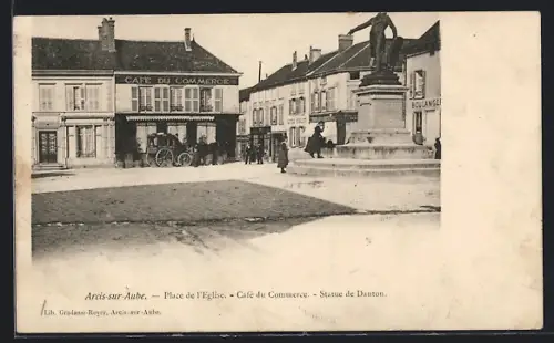 AK Arcis-sur-Aube, Place de l`Église avec Café du Commerce et Statue de Danton