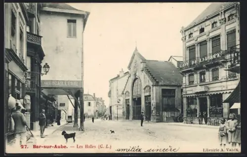 AK Bar-sur-Aube, Les Halles avec passants et chiens sur la rue animée