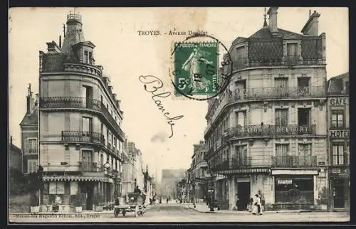 AK Troyes, Avenue Doublet avec bâtiments historiques et passants