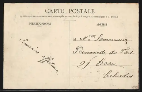 AK Troyes, Avenue Doublet avec bâtiments historiques et passants