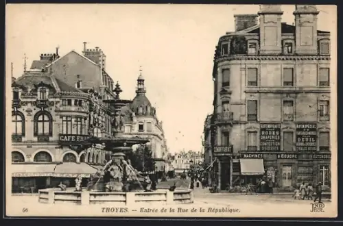 AK Troyes, Entrée de la Rue de la République avec fontaine et bâtiments historiques