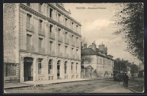 AK Troyes, Boulevard Carnot avec bâtiments et passants