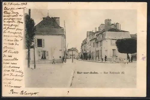 AK Bar-sur-Aube, Rue Nationale avec bâtiments et passants