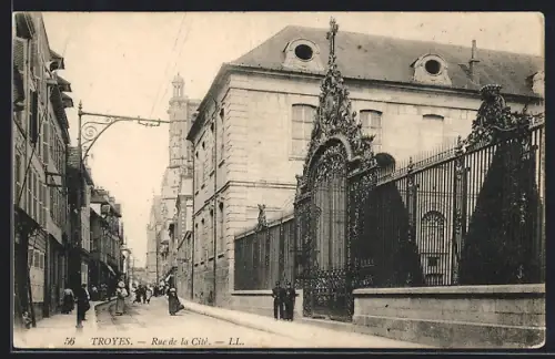 AK Troyes, Rue de la Cité avec vue sur l`architecture urbaine et les passants