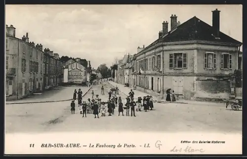 AK Bar-sur-Aube, Le Faubourg de Paris avec des enfants dans la rue