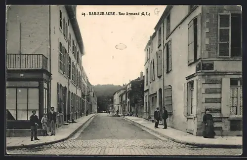 AK Bar-sur-Aube, Rue Armand avec passants et bâtiments historiques