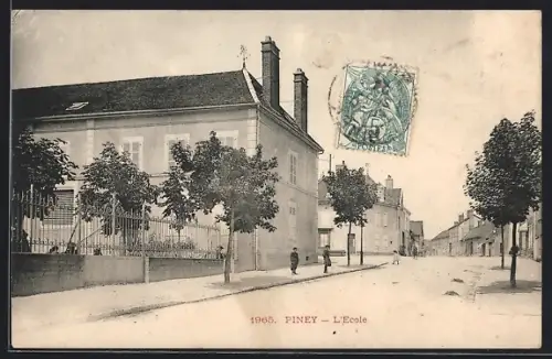 AK Piney, L`École et la rue adjacente avec des arbres et des passants