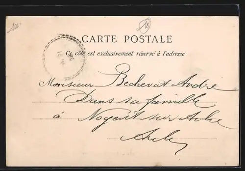 AK Piney, L`École et la rue adjacente avec des arbres et des passants