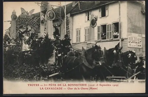AK Troyes, La Cavalcade, Char de la Chasse, Masse, lors de la 1ère Fête de la Bonneterie, 1909