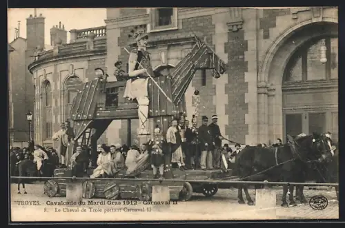 AK Troyes, Cavalcade du Mardi-Gras 1912, Le Cheval de Troie portant Carnaval II
