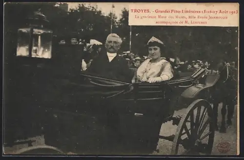 AK Troyes, Grandes Fêtes Littéraires 15-17 Août 1913, Mlle Renée Jarnougs et M. Lenturry en calèche