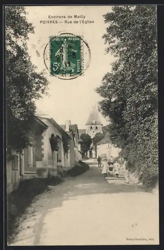 AK Poivres, Rue de l`Église avec vue sur le clocher et villageois en promenade