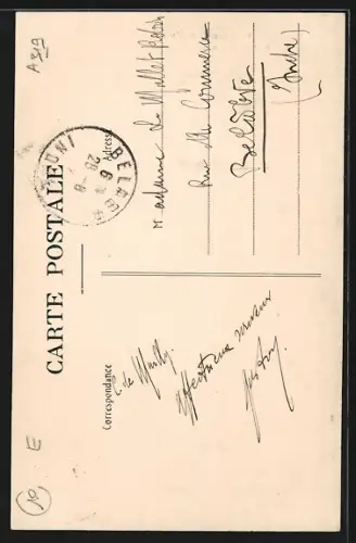 AK Poivres, Rue de l`Église avec vue sur le clocher et villageois en promenade