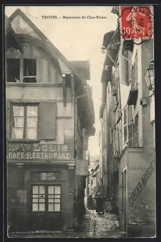AK Troyes, Restaurant du Chat-Friant et rue étroite avec bâtiments historiques