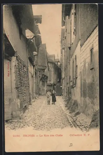 AK Troyes, La Rue des Chats avec deux enfants sur le pavé