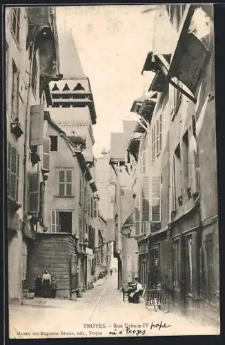 AK Troyes, Rue Urbain-IV avec maisons historiques et passants