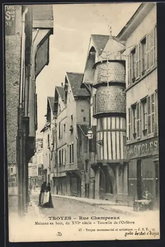 AK Troyes, Rue Champeaux avec maisons en bois du XVIe siècle et tour de l`Orfèvre