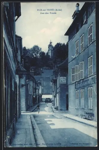AK Bar-sur-Seine /Aube, Rue des Fossés mit Glockenturm im Hintergrund