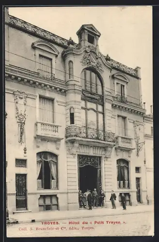 AK Troyes, Hôtel du Petit Troyen avec facade ornée et passants