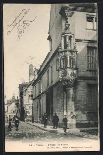 AK Troyes, L`Hôtel de Marisy et rue animée avec passants et architecture historique
