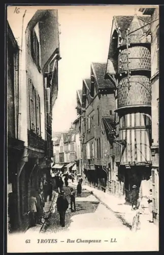 AK Troyes, Rue Champeaux animée avec passants et maisons à colombages