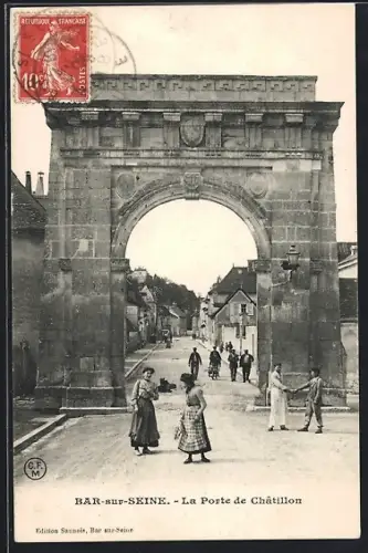 AK Bar-sur-Seine, La Porte de Châtillon avec passants dans la rue