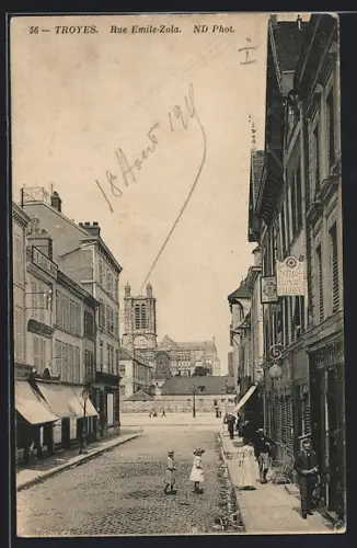 AK Troyes, Rue Émile-Zola avec vue sur la cathédrale et scène de rue animée