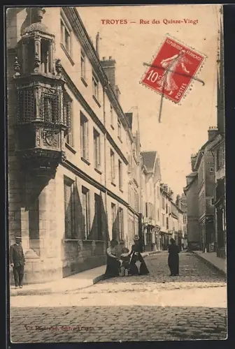 AK Troyes, Rue des Quinze-Vingt avec passants et architecture urbaine