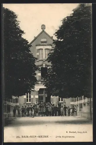 AK Bar-sur-Seine, École Supérieure avec élèves devant l`entrée