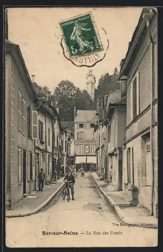AK Bar-sur-Seine, La Rue des Fossés avec cycliste et horloge en arrière-plan