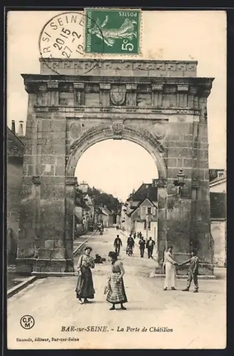AK Bar-sur-Seine, La Porte de Châtillon avec des passants sur la rue animée