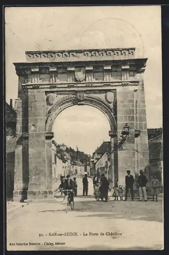 AK Bar-sur-Seine, La Porte de Châtillon avec des passants et un cycliste