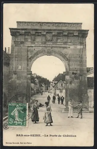 AK Bar-sur-Seine, La Porte de Châtillon avec passants et scène de rue animée
