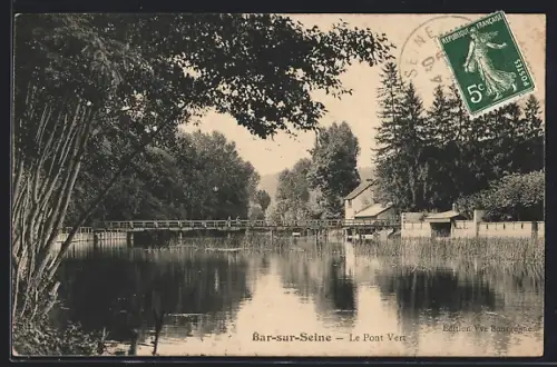 AK Bar-sur-Seine, Le Pont Vert et la rivière paisible entourée d`arbres