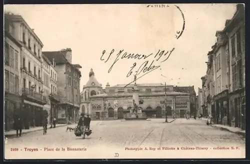 AK Troyes, Place de la Bonneterie avec passants et bâtiments historiques