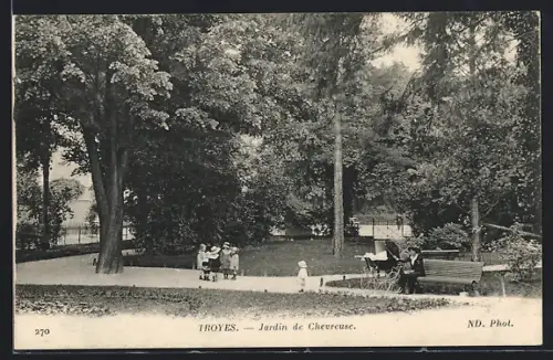 AK Troyes, Jardin de Chevreuse avec promeneurs et bancs ombragés