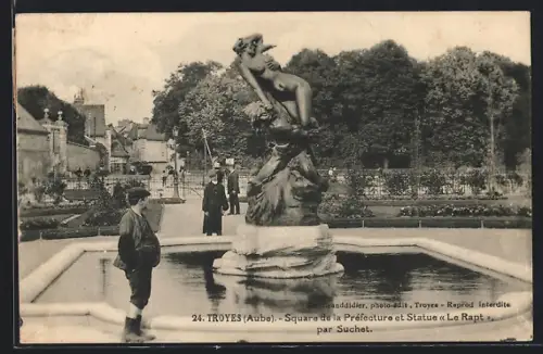 AK Troyes /Aube, Square de la Préfecture et Statue «Le Rapt» par Suchet