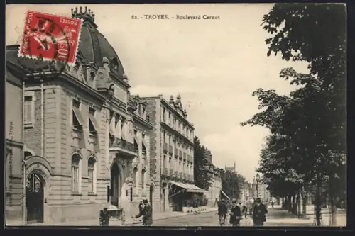 AK Troyes, Boulevard Carnot avec bâtiments et passants