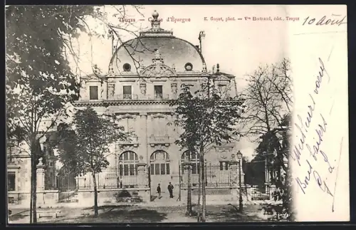 AK Troyes, Caisse d`Épargne avec arbres et passants devant le bâtiment