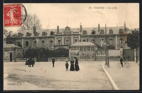 AK Troyes, Le Lycée et la place animée avec des passants et un cycliste