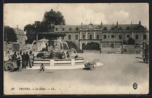 AK Troyes, La Lycée et fontaine animée avec passants