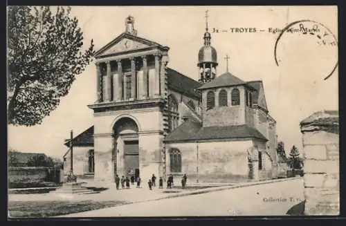 AK Troyes, Église Saint-Martin avec des passants devant l`entrée