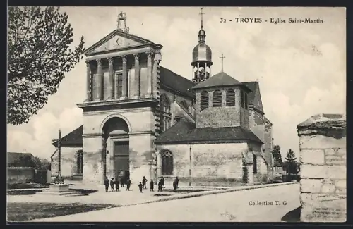 AK Troyes, Église Saint-Martin vue de l`extérieur avec visiteurs devant l`entrée