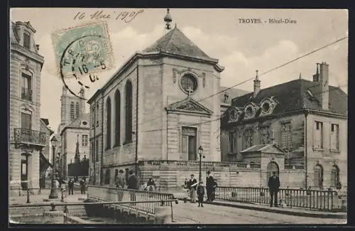 AK Troyes, Hôtel-Dieu et scène de rue animée