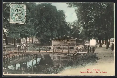 AK Troyes, Bateaux-Lavoir sur la Seine