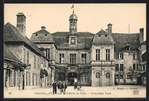 AK Troyes, La cour de l`Hôtel de Ville