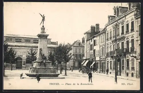 AK Troyes, Place de la Bonneterie avec fontaine et bâtiments adjacents