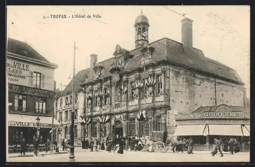 AK Troyes, L`Hôtel de Ville avec des passants et des boutiques animées