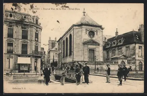 AK Troyes, Pont et Rue de la Cité, Hôtel-Dieu